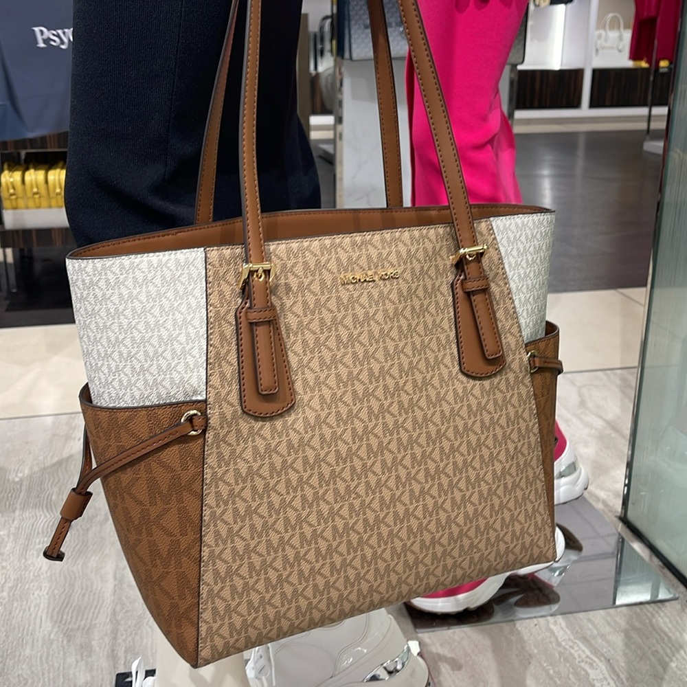 Michael Kors Voyager Large Color-Block Signature Logo Tote Bag
Camel Multi - Picture 15 of 16